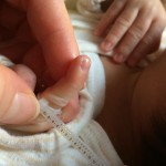 赤ちゃんの指を糸で測ったら内周が12.5ｍｍ(マイナス26号）→実際はマイナス11号で内周が28.3ｍｍ（ベビーリング　サイズ計測）